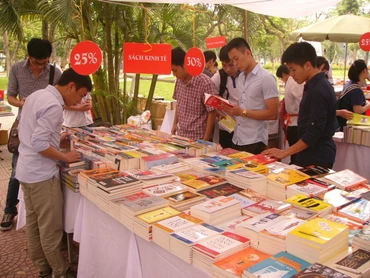 Nhiều bậc lãnh đạo tiền bối và các nhà khoa học luôn coi việc đọc sách là một cách tự học hiệu quả. Ảnh: QUANG HƯNG
