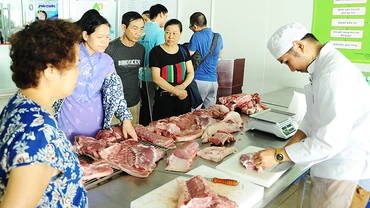 Giá thịt lợn tăng thời gian gần đây do giá lợn hơi tăng. Ảnh: NAM NGUYỄN