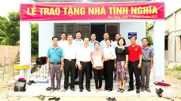 Trao tặng nhà tình nghĩa cho hộ nghèo ở huyện Bàu Bàng (Bình Dương).