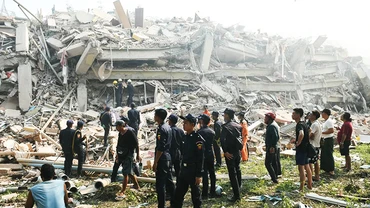 Lực lượng cứu hộ tìm kiếm người mất tích trong đống đổ nát ở Mandalay. Ảnh: GETTYIMAGES