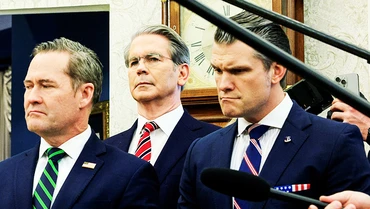 Cố vấn An ninh quốc gia Mỹ Mike Waltz (bìa trái), Bộ trưởng Quốc phòng Pete Hegseth (bìa phải) hứng chịu chỉ trích vì vụ việc. Ảnh: REUTERS