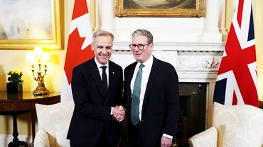 Thủ tướng Canada Mark Carney (trái) gặp gỡ người đồng cấp Anh Keir Starmer. Ảnh: FRANCE24