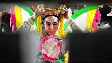 Những người dân tâm huyết với tuồng cổ ở làng Thổ Hà vẫn đang miệt mài tìm cách thu hút, đào tạo lớp kế cận.
