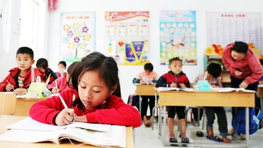 Giờ học Tiếng Việt của học sinh Trường dân tộc nội trú Tân Tiến (Hoàng Su Phì, Hà Giang). Ảnh: KHIẾU MINH