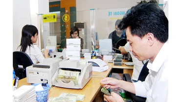 Nhiều ngân hàng hỗ trợ thiết thực về nguồn vốn cho nhóm doanh nghiệp nhỏ và vừa. Ảnh: NGUYỆT ANH