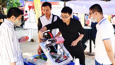 Tư vấn tuyển sinh ở nhóm ngành công nghệ. Ảnh: BẮC SƠN