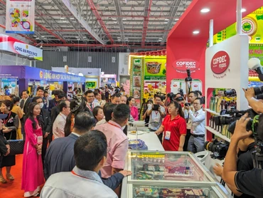 Các gian hàng thực phẩm tại HCMC FOODEX 2024 luôn thu hút nhiều người tham quan.