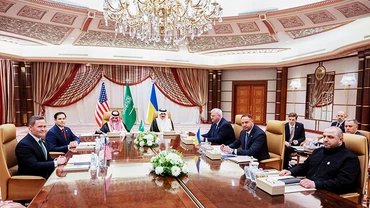 Một cuộc đàm phán giữa phái đoàn Mỹ (trái) và Ukraine tại Saudi Arabia. Ảnh: DEFFENSE NEWS