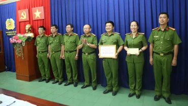 Lãnh đạo Công an tỉnh Bình Dương biểu dương và trao thưởng cho Ban chuyên án.