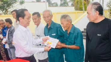 Đồng chí Hồ Thanh Thủy, Trưởng Ban Tổ chức Tỉnh ủy Bạc Liêu đến thăm và trao tặng quà Tết của Tỉnh ủy Bạc Liêu cho các đối tượng chính sách trong tỉnh.