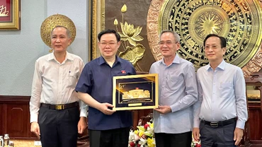 Đồng chí Vương Đình Huệ tặng quà lưu niệm các đồng chí lãnh đạo chủ chốt tỉnh Bạc Liêu. (Ảnh TRỌNG DUY)