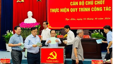 Các đồng chí lãnh đạo chủ chốt tỉnh Bạc Liêu tham gia bỏ phiếu bầu bổ sung Ủy viên Ban Chấp hành và Ban Thường vụ Tỉnh ủy. (Ảnh: TRỌNG DUY)