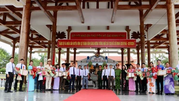 Ban Thường vụ Huyện ủy Vĩnh Lợi (Bạc Liêu) báo công, tuyên dương những đảng viên tiêu biểu tại Đền thờ Bác Hồ ở xã Châu Thới, thiết thực kỷ niệm 55 năm thực hiện Di chúc của Người.