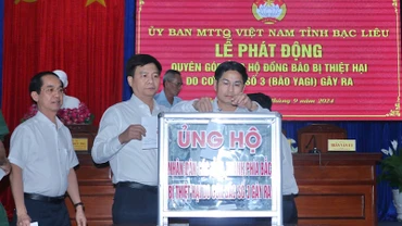 Các đồng chí trong Ban Thường vụ Tỉnh ủy Bạc Liêu đóng góp ủng hộ đồng bào các tỉnh miền bắc bị thiệt hại nặng nề do bão số 3 gây ra.