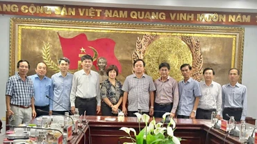 Đồng chí Huỳnh Quốc Việt, Phó Bí thư Thường trực Tỉnh ủy Bạc Liêu (thứ 6, từ trái qua) chụp ảnh lưu niệm với các thành viên đoàn công tác.