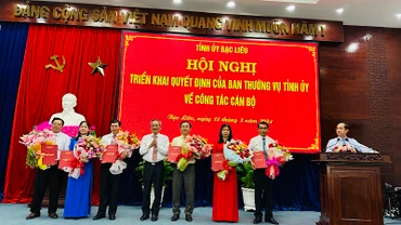 Đồng chí Lữ Văn Hùng, Bí thư Tỉnh ủy Bạc Liêu, trao quyết định và tặng hoa chúc mừng các đồng chí được phân công giữ trọng trách mới. Ảnh: TRỌNG DUY