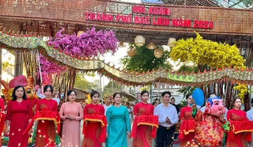 Đại diện Thường trực Tỉnh ủy, Ủy ban nhân dân tỉnh và thành phố Bạc Liêu cắt băng khai mạc Hội Xuân. (Ảnh: TRỌNG DUY)