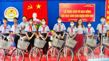 Chính quyền và lãnh đạo ngành Giáo dục- Đào tạo thành phố Bạc Liêu trao tặng xe đạp cho nhiều học sinh có hoàn cảnh khó khăn.