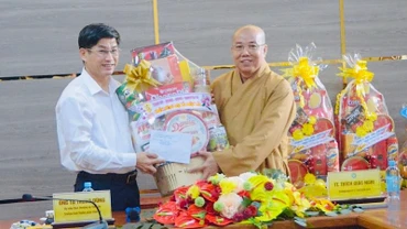 Đồng chí Tạ Trung Dũng, Thường trực Tỉnh ủy, Trưởng Ban Tuyên giáo Tỉnh ủy Bạc Liêu, tặng quà chúc mừng Ban Trị sự Giáo hội Phật giáo Việt Nam tỉnh Bạc Liêu, nhân dịp Đại lễ Phật đản 2024.