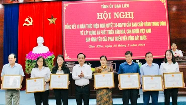 Trao tặng bằng khen của Chủ tịch Ủy ban nhân dân tỉnh cho các tập thể, cá nhân có thành tích xuất sắc trong thực hiện Nghị quyết số 33 của Ban Chấp hành Trung ương Đảng (khóa 11).