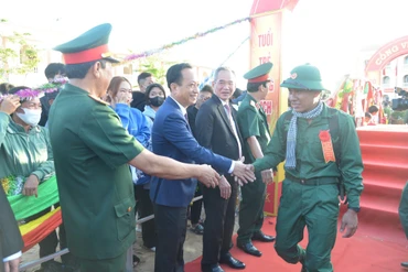Các đồng chí lãnh đạo chủ chốt tỉnh Bạc Liêu tiễn đưa các thanh niên lên đường nhập ngũ.
