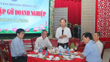 Chủ tịch Ủy ban nhân dân tỉnh Bạc Liêu Phạm Văn Thiều phát biểu tại buổi cà phê với doanh nghiệp, doanh nhân.