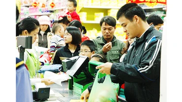 Tiêu dùng trong nước tăng mạnh sẽ hỗ trợ nền kinh tế phục hồi nhanh. Ảnh: HẢI NAM