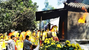 Cần tiết kiệm và bảo vệ môi trường trong việc sử dụng vàng mã. Ảnh: DƯƠNG NGUYÊN