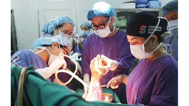 Thực hiện một ca phẫu thuật chấn thương do pháo.