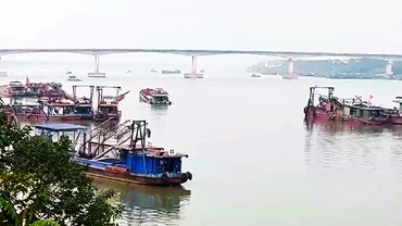 Các tàu khai thác cát trái phép tại khu vực cầu Vĩnh Thịnh (Vĩnh Phúc) lúc 11 giờ 15 phút ngày 24/12/2023.