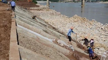 Bộ Nông nghiệp và Phát triển nông thôn vừa ra văn bản số 1142/ĐĐ-QLĐĐ về việc triển khai công tác bảo đảm an toàn đê điều ứng phó bão số 6 (Trami).