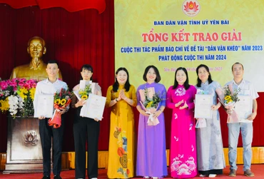 Các tác giả đạt giải tại cuộc thi.