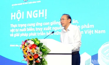 Thứ trưởng Nông nghiệp và Phát triển nông thôn Phùng Đức Tiến phát biểu tại hội nghị.