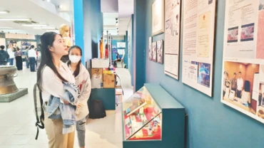 Sinh viên Đại học Quốc gia Thành phố Hồ Chí Minh tham quan Phòng trưng bày thực tại mở rộng “Không gian văn hóa Hồ Chí Minh”. 
