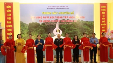Lãnh đạo tỉnh Phú Yên thực hiện nghi thức khai mạc trưng bày.