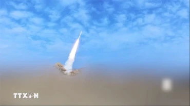Tên lửa phóng bởi lực lượng Houthi ở Yemen. (Ảnh: THX/TTXVN)