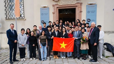 Đại sứ Vũ Lê Thái Hoàng và phu nhân giao lưu cùng các em học viên Việt Nam.