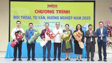 Nhà báo Nguyễn Mạnh Hưng, Tổng Biên tập báo Tuổi trẻ Thủ đô tặng hoa các diễn giả, chuyên gia tham gia chương trình.