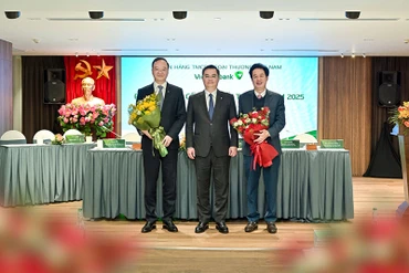 Ông Nguyễn Thanh Tùng - Chủ tịch Hội đồng Quản trị Vietcombank (đứng giữa) tặng hoa chúc mừng ông Lê Quang Vinh - Phó Tổng Giám đốc phụ trách Ban Điều hành (bên trái) đã được Đại hội bầu làm thành viên HĐQT Vietcombank nhiệm kỳ 2023-2028 và tặng hoa tri ân ông Nguyễn Mỹ Hào - nguyên Thành viên HĐQT Vietcombank nhiệm kỳ 2023-2028 (bên phải).