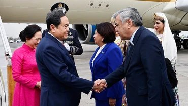 Lễ đón Chủ tịch Quốc hội Trần Thanh Mẫn và Phu nhân tại Sân bay quốc tế Islam Karimov Tashkent. (Ảnh: Doãn Tấn/TTXVN)