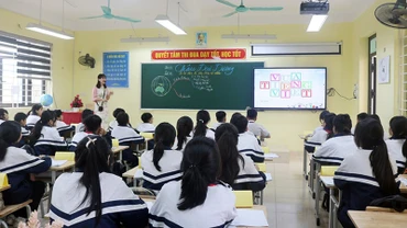 Giờ học của cô và học sinh Trường trung học cơ sở Tân Tiến (huyện Chương Mỹ, Hà Nội).