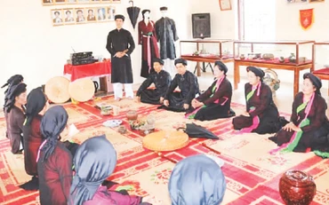 Anh hai ĐứcThắng giới thiệu về các hiện vật quan họ cổ.