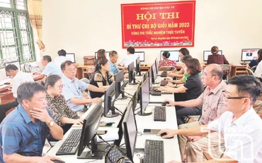 Các đồng chí bí thư chi bộ tham gia dự thi tại điểm cầu thị trấn Hùng Sơn (tỉnh Thái Nguyên). (Ảnh Hải Hằng)