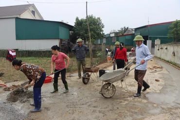 Bà con giáo xứ Quèn Đông (xã Cẩm Lộc, huyện Cẩm Xuyên, tỉnh Hà Tĩnh) đóng góp xây dựng nông thôn mới.