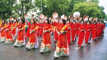 Phụ nữ Thủ đô duyên dáng trong màn diễu hành áo dài trên phố. 