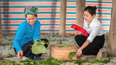 Nhân viên bảo hiểm Agribank tư vấn cho khách hàng.