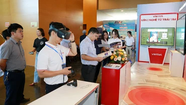 Khách tham quan tìm hiểu và trải nghiệm ứng dụng công nghệ tại Hội nghị Hợp tác phát triển công nghệ thông tin và truyền thông lần thứ 24. (Ảnh Sở Thông tin và Truyền thông Bình Định)