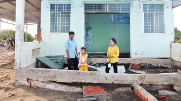 1. Nhà của gia đình ông Danh Văn Cành, ấp Hồ Thùng, xã Đông Hải bị thiệt hại hoàn toàn do gió to, sóng lớn, nước biển dâng.