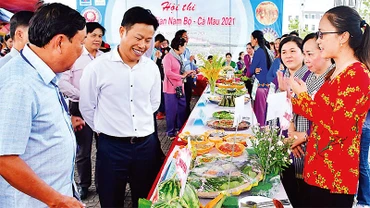 Ban tổ chức tham quan các hàng bánh dự thi Ngày hội bánh dân gian lần thứ nhất năm 2021 tại Cà Mau.