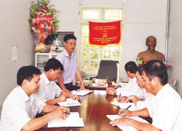 Họp bàn công tác phát triển đảng viên tại các bản khó khăn của xã Tường Tiến, huyện Phù Yên.